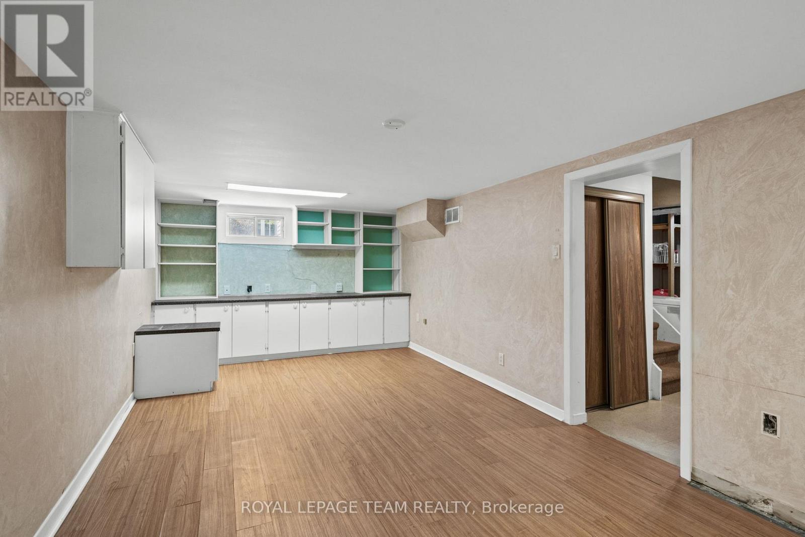 568 GOLDEN AVENUE - 35