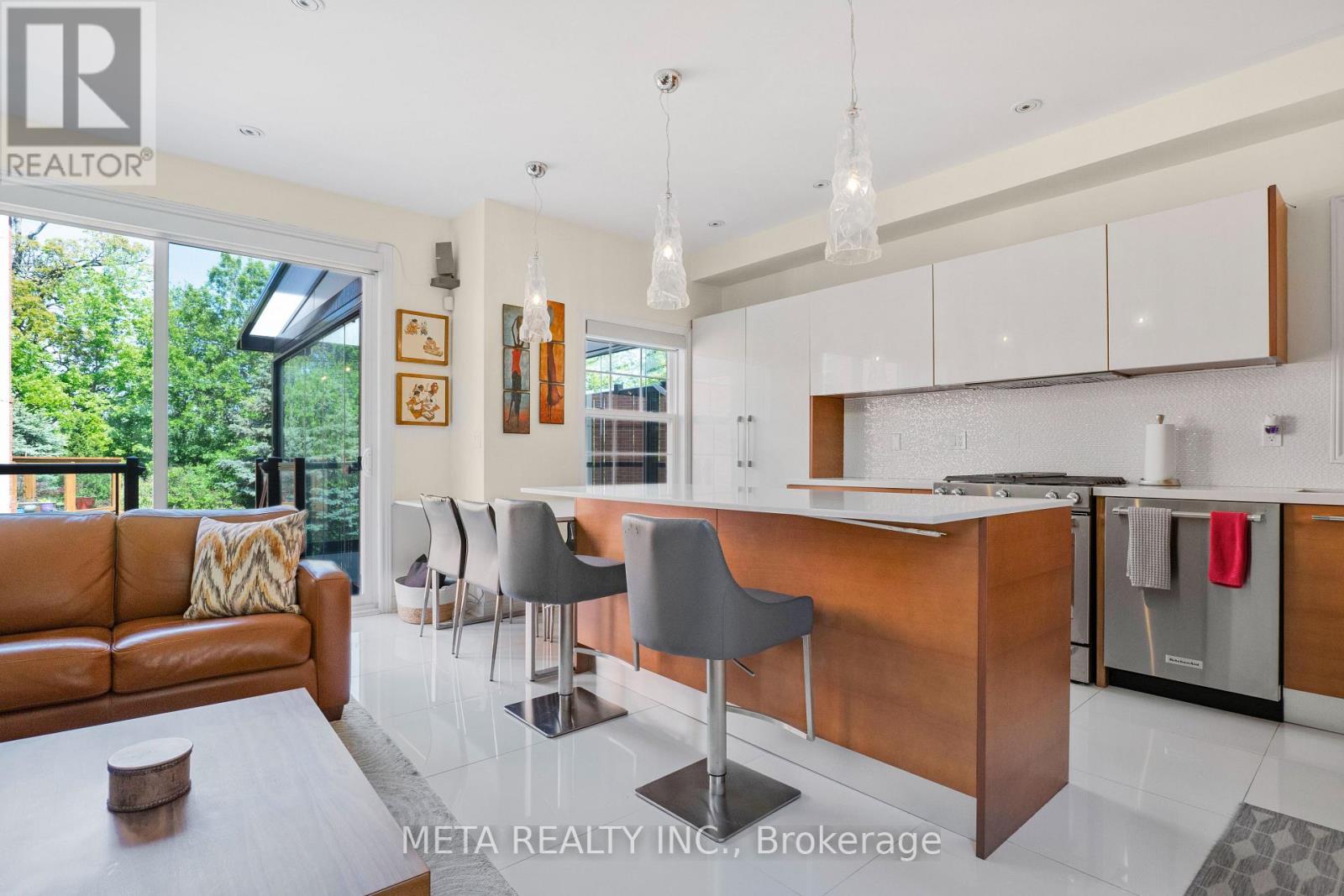 25 CRISPIN COURT - 12