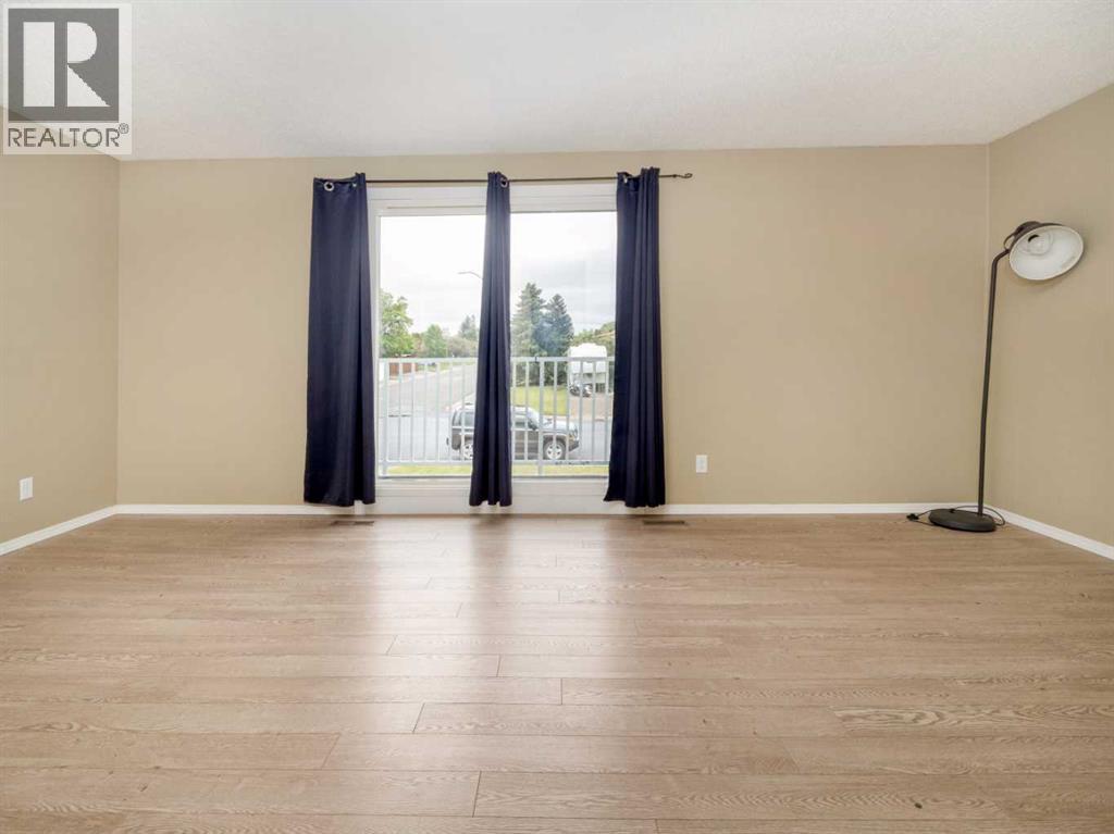 #1 269 Laval Boulevard W - 6