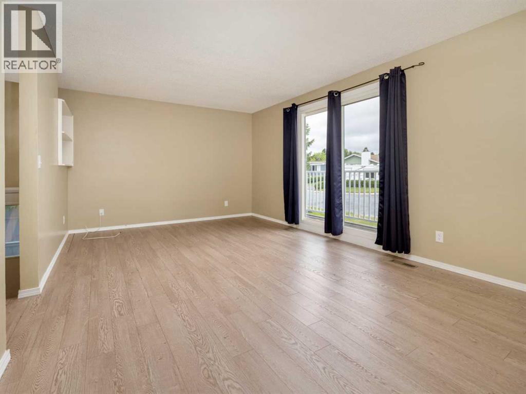 #1 269 Laval Boulevard W - 7
