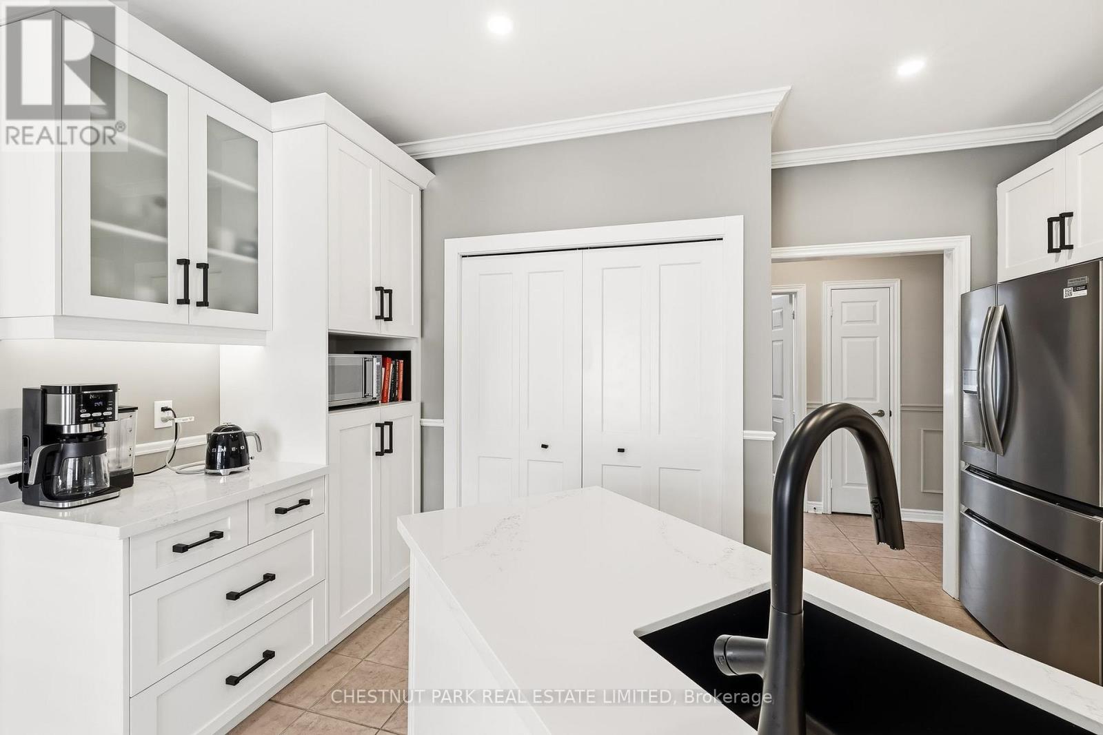 37 WATERBURY CRESCENT - 12