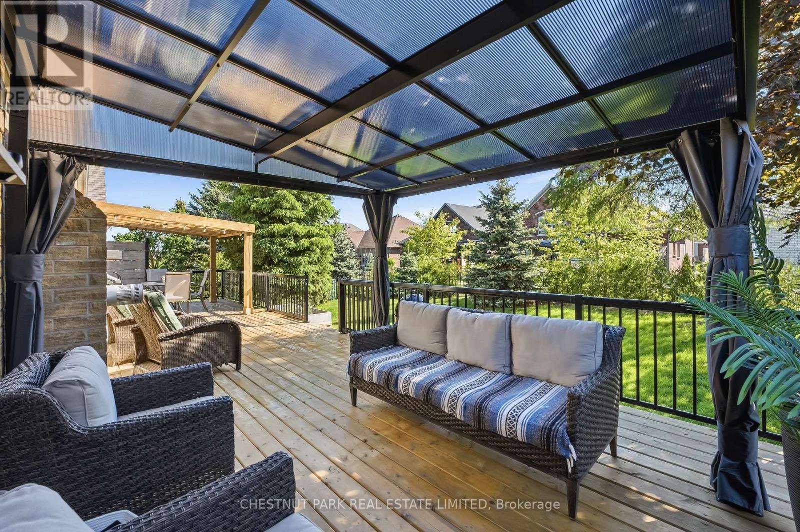 37 WATERBURY CRESCENT - 32