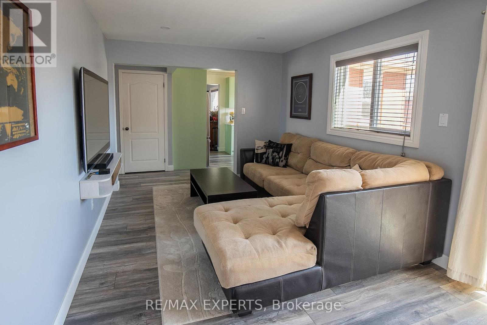 213 MELBOURNE DRIVE - 8