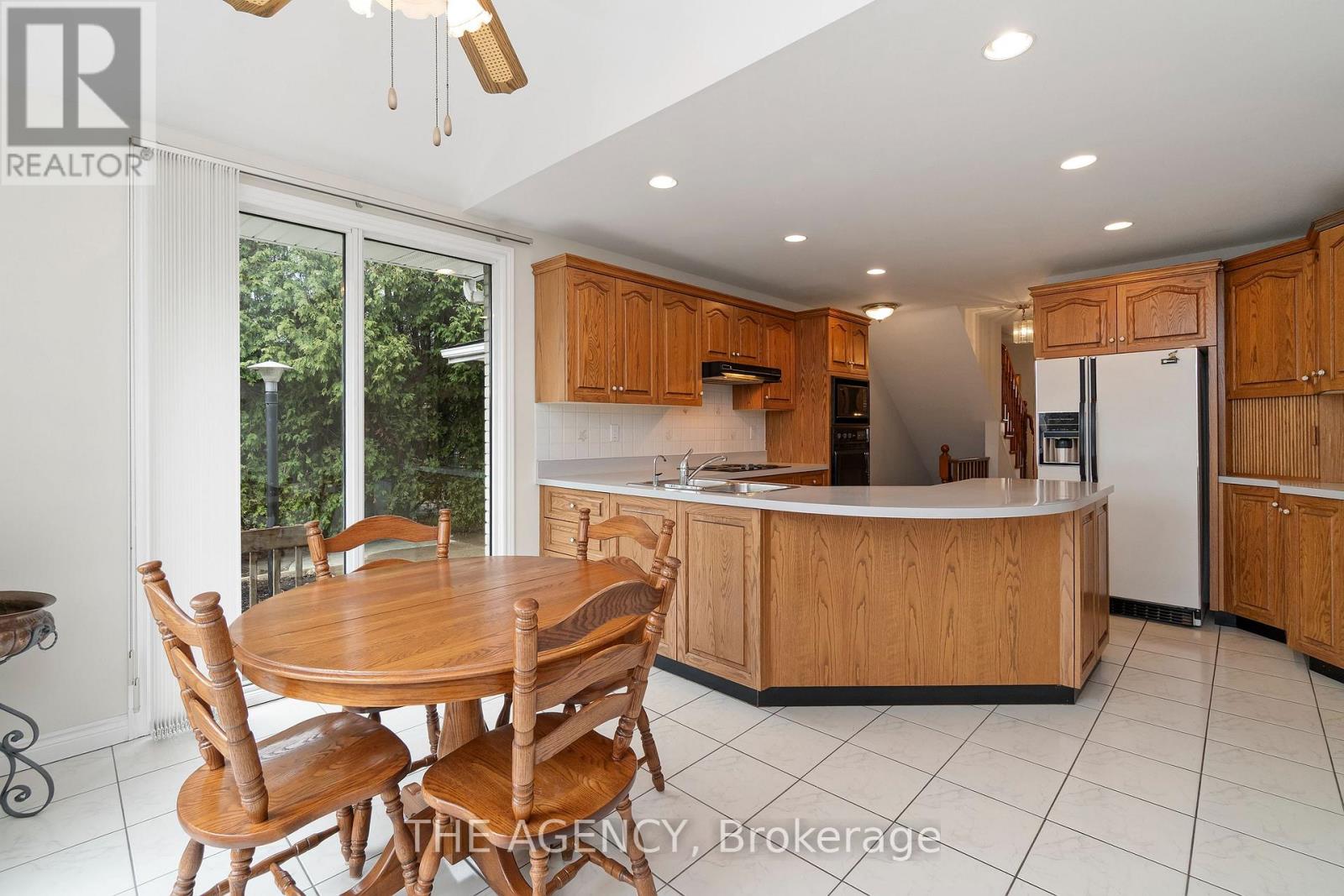 36 BUCKINGHAM DRIVE - 13