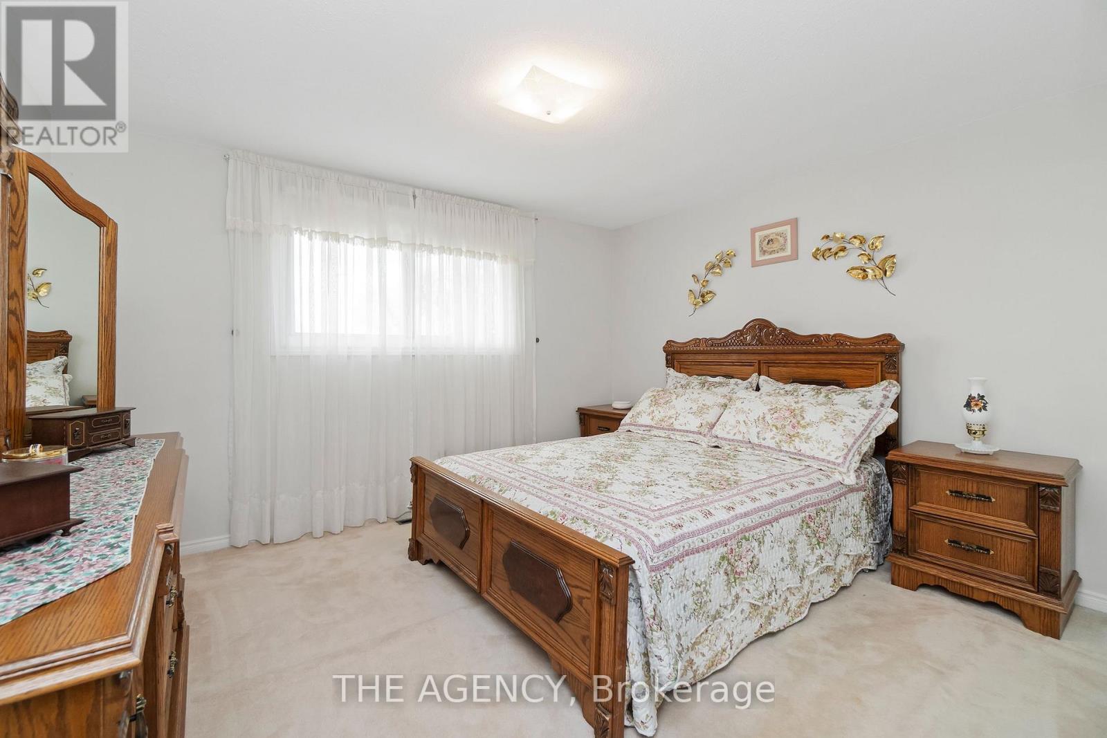 36 BUCKINGHAM DRIVE - 23