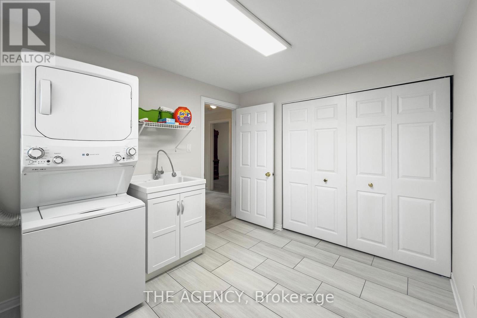 36 BUCKINGHAM DRIVE - 24