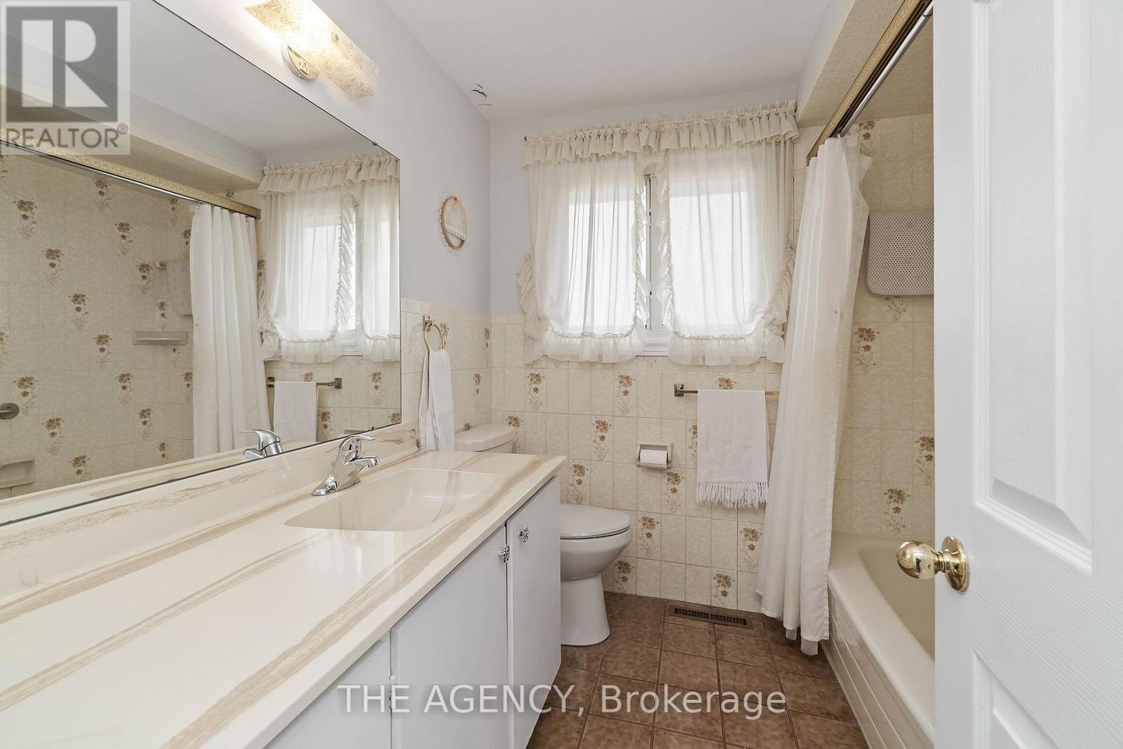 36 BUCKINGHAM DRIVE - 26