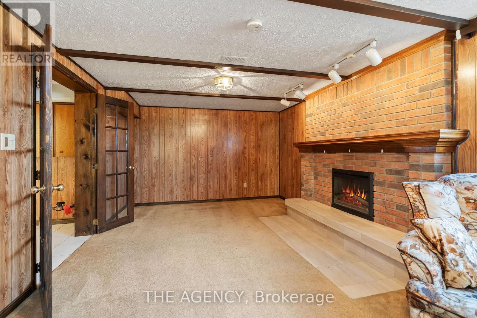 36 BUCKINGHAM DRIVE - 32