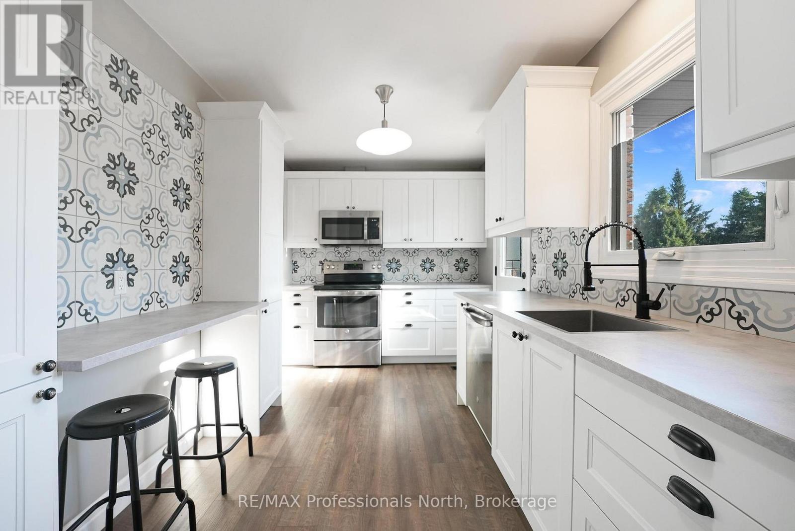 162 HILLSIDE DRIVE - 10