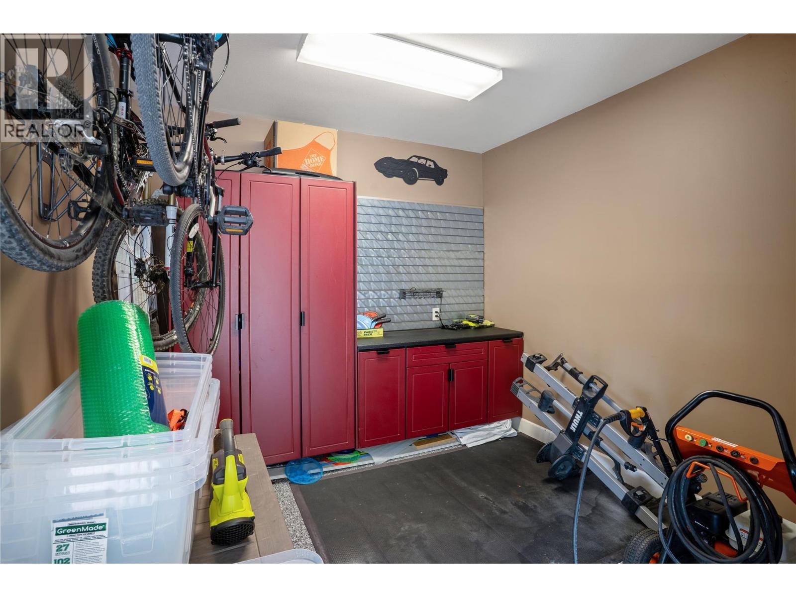990 Hewetson Avenue - 48