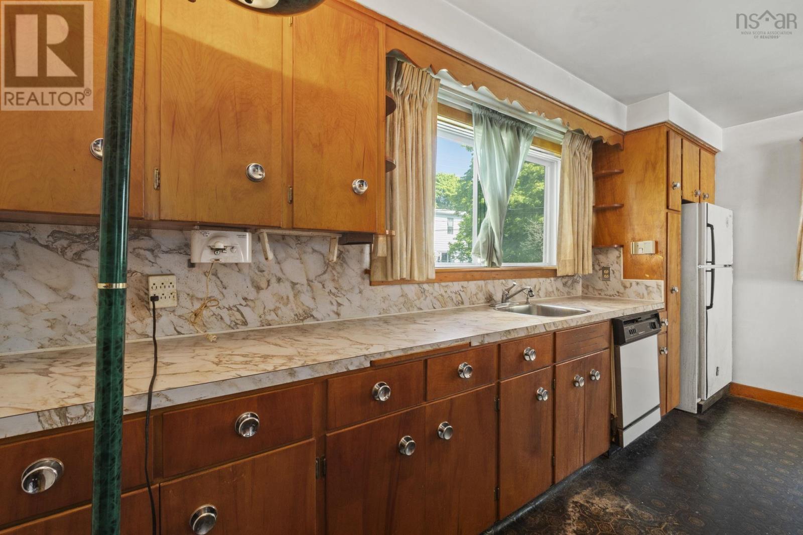 5880 Livingstone Street - 11
