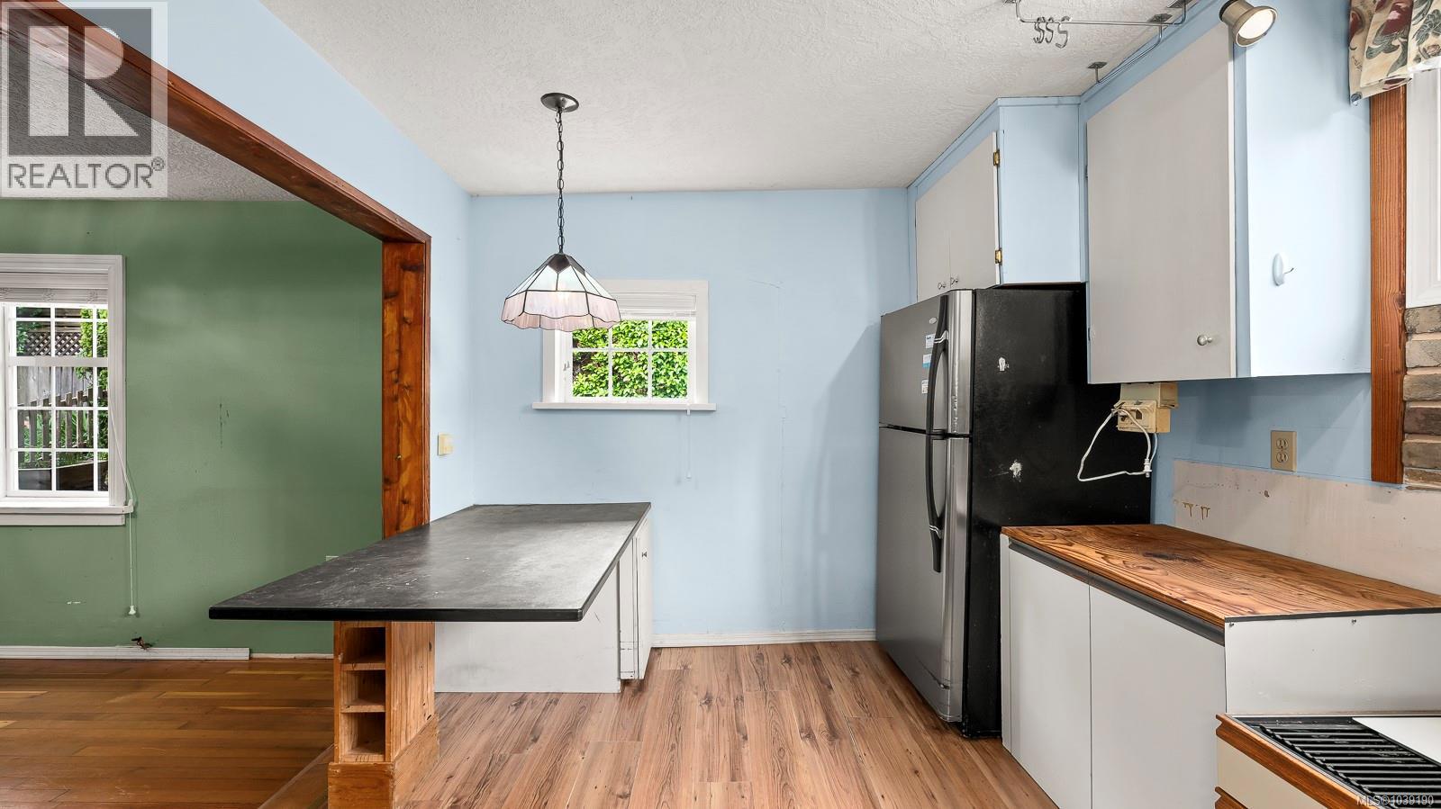 3351 Crescent St - 10
