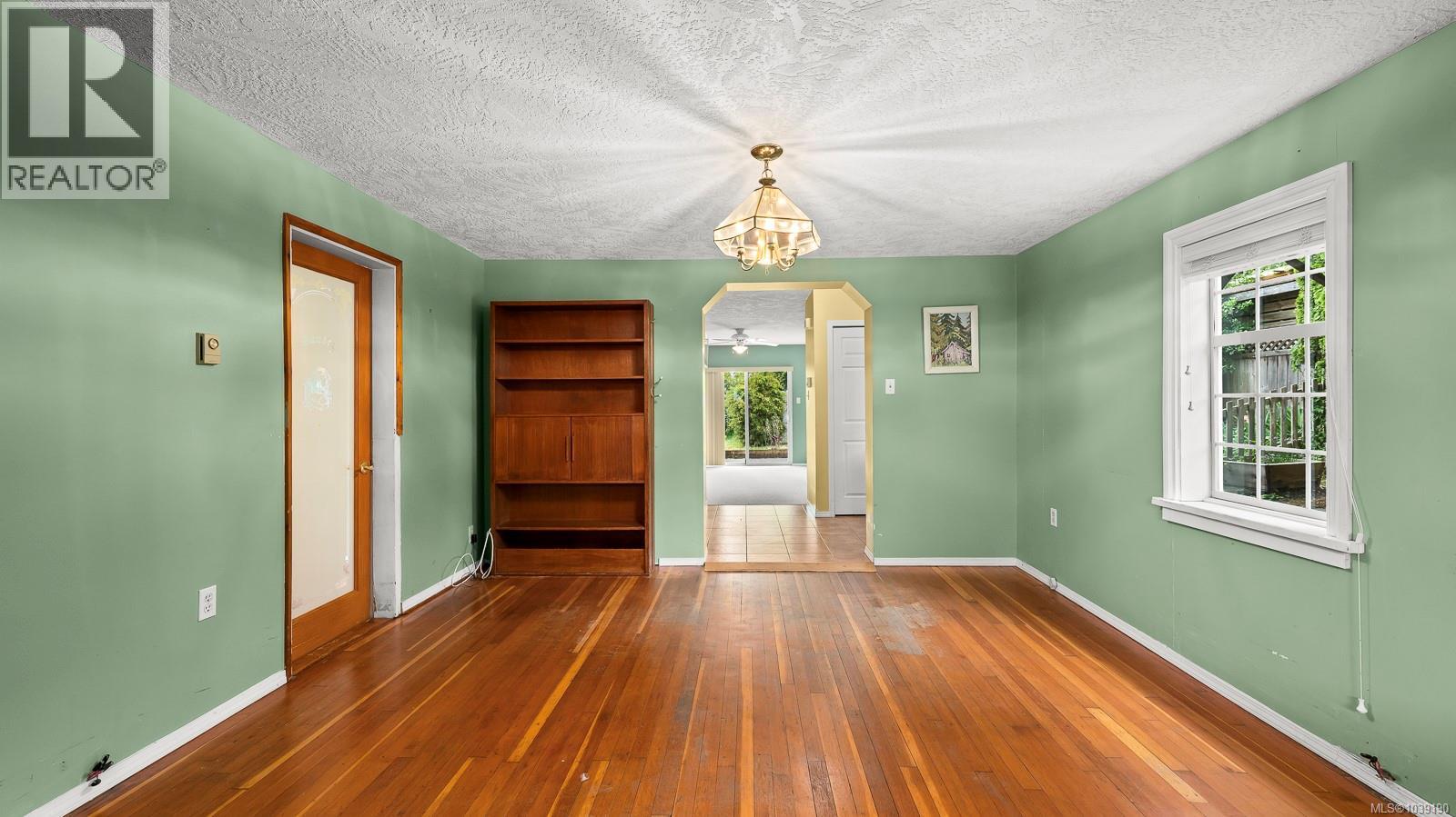 3351 Crescent St - 7