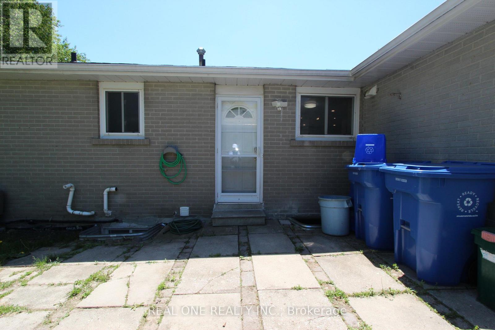 25 BIGWIN DRIVE - 32