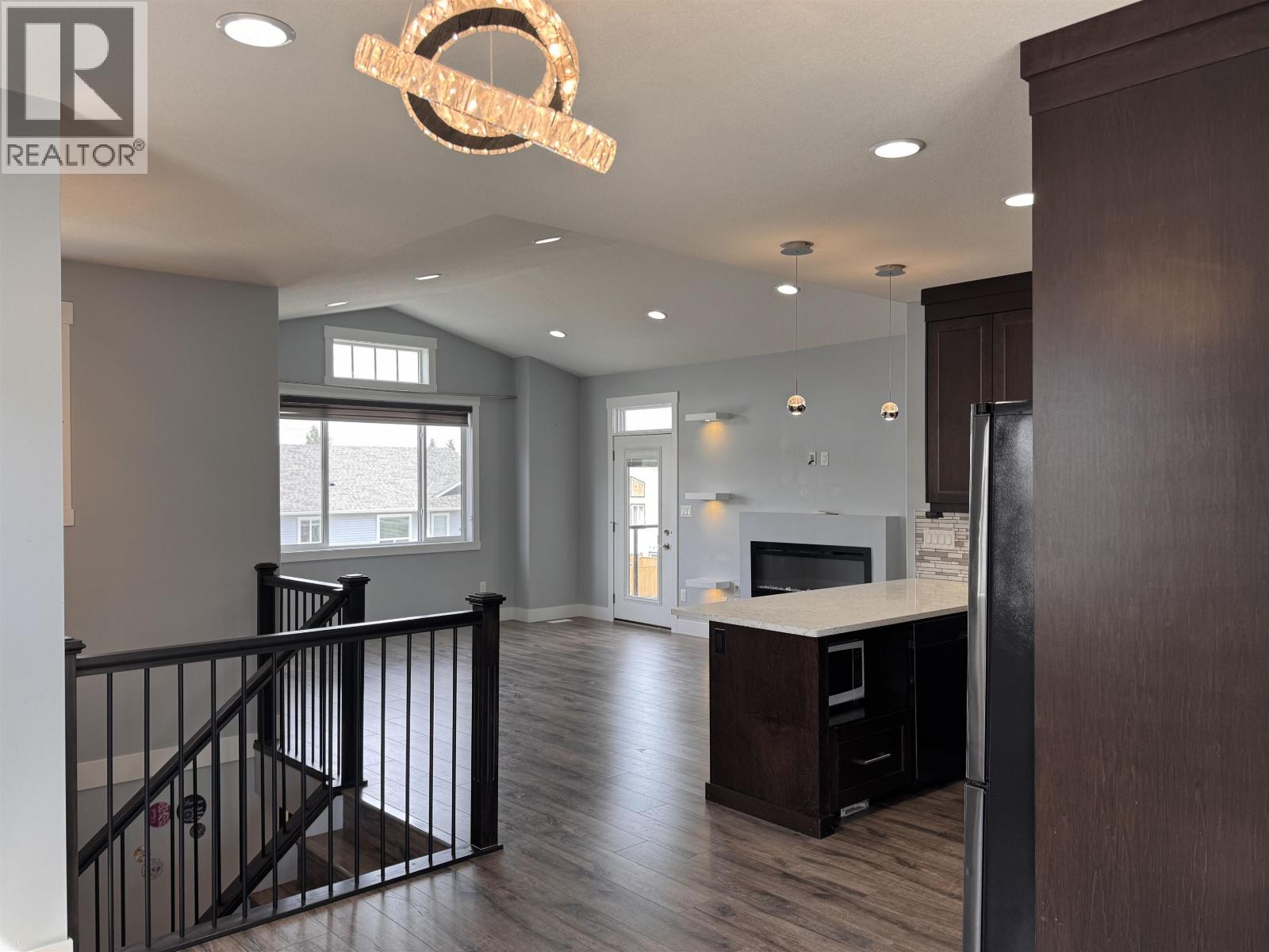 Photo 10 of 33 — 2983 ELLINGTON AVENUE · Prince George, BC