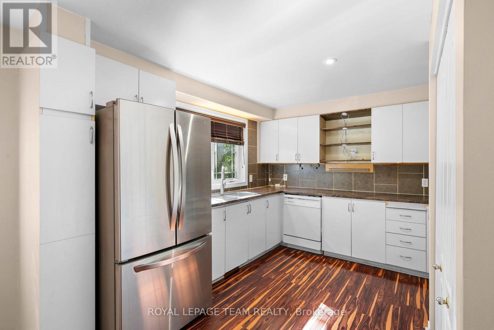 8 MANNINGTON COURT - 16