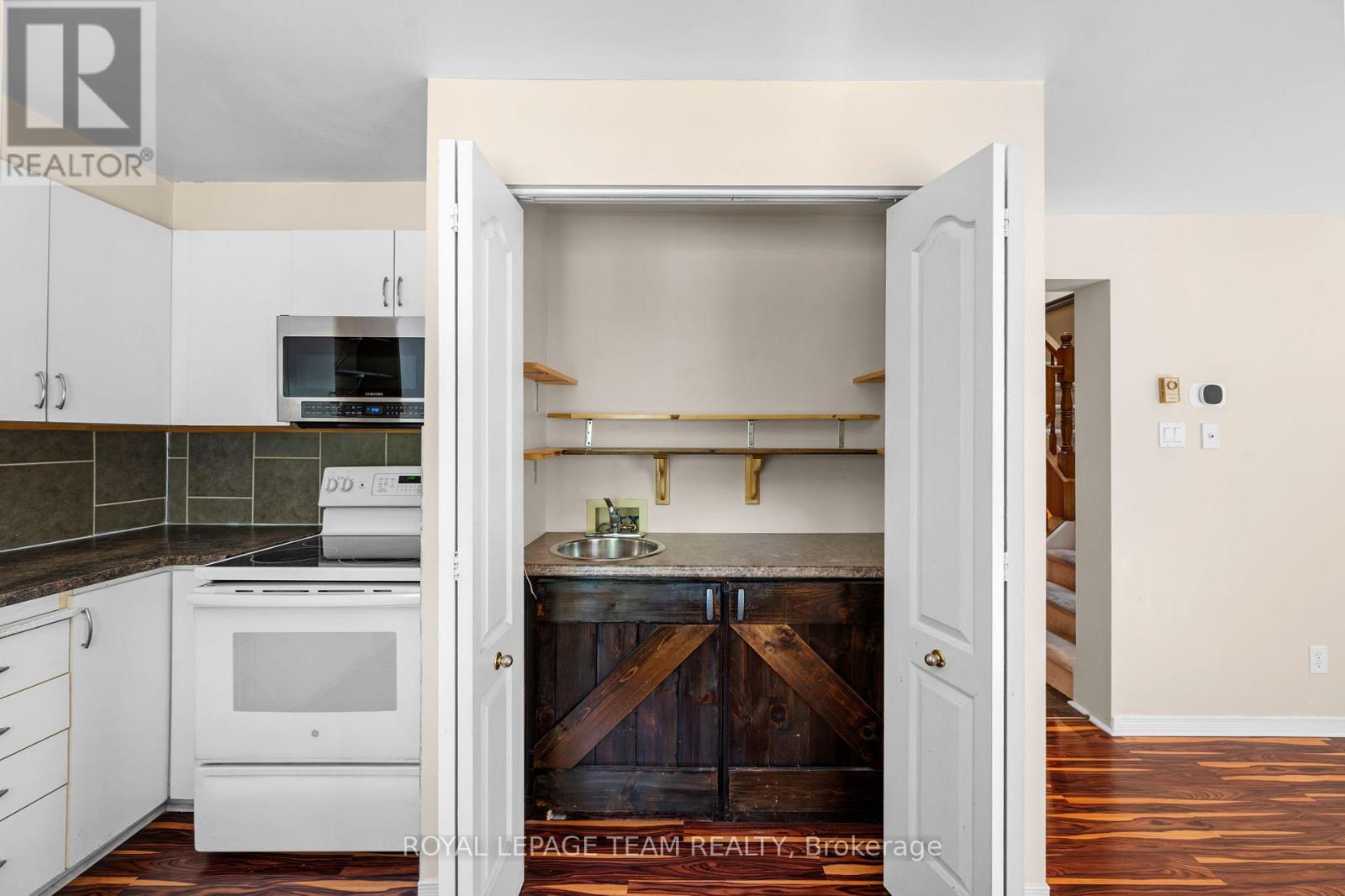 8 MANNINGTON COURT - 17
