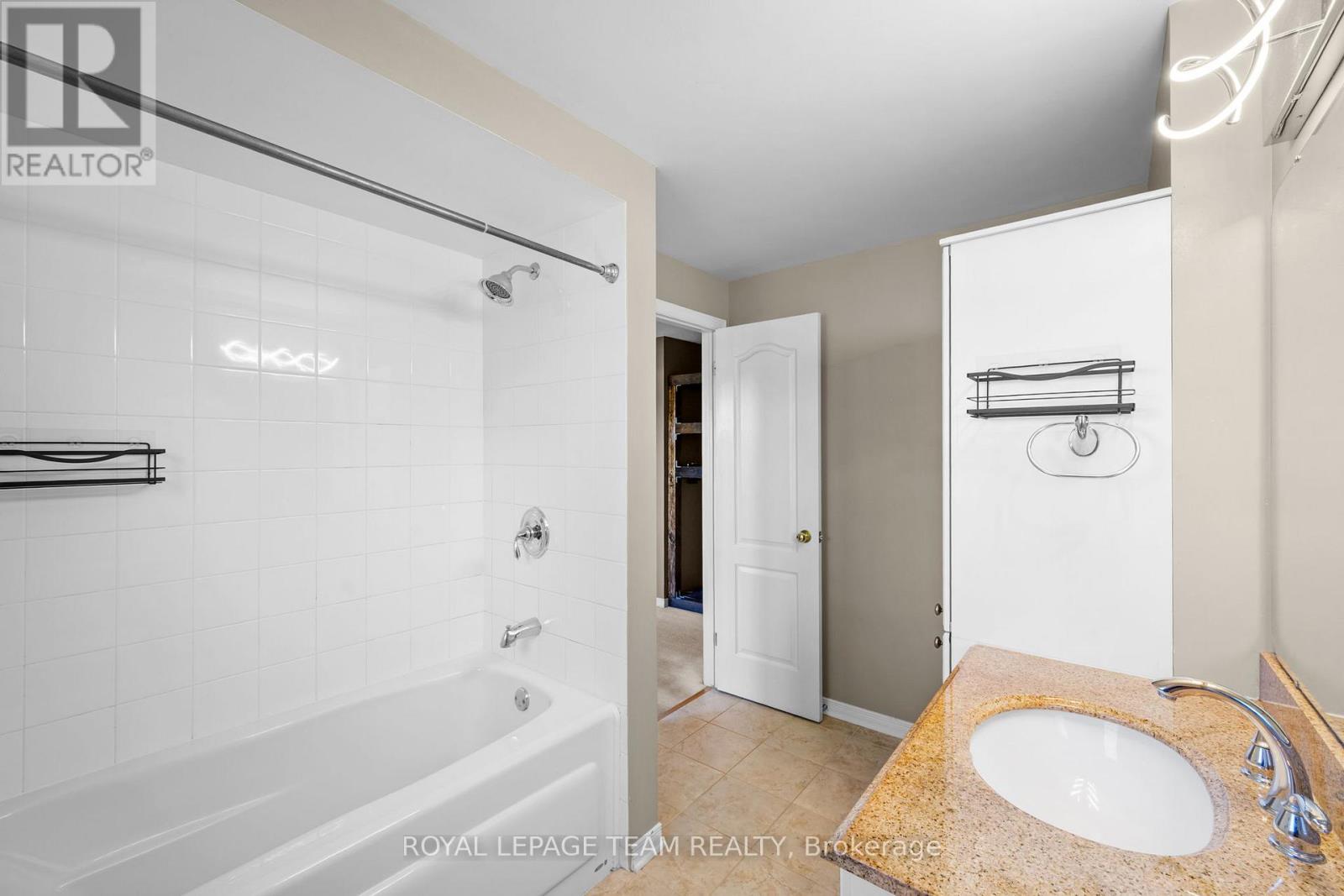 8 MANNINGTON COURT - 23