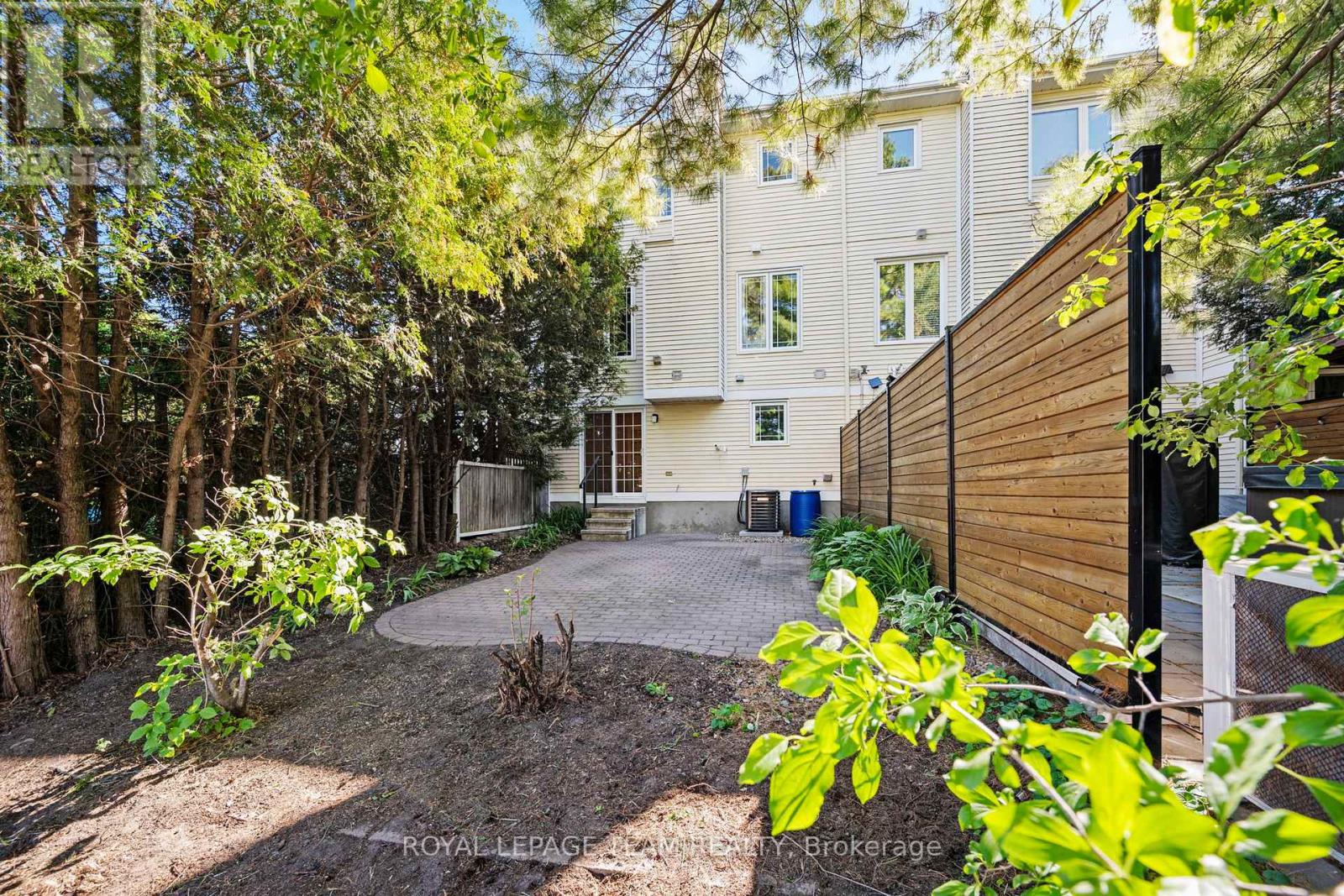 8 MANNINGTON COURT - 28