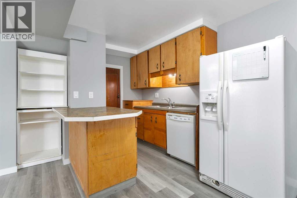 4417A 47A Avenue — photo 33