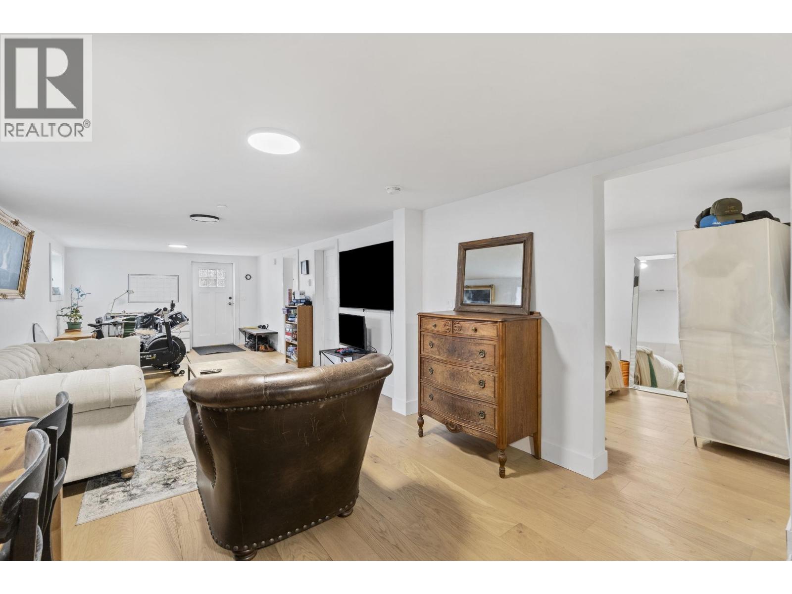 7 Bed, 5 Bath House for Sale in Vancouver – 2072 KITCHENER STREET, Vancouver – MLS# R3129363 - Image 8