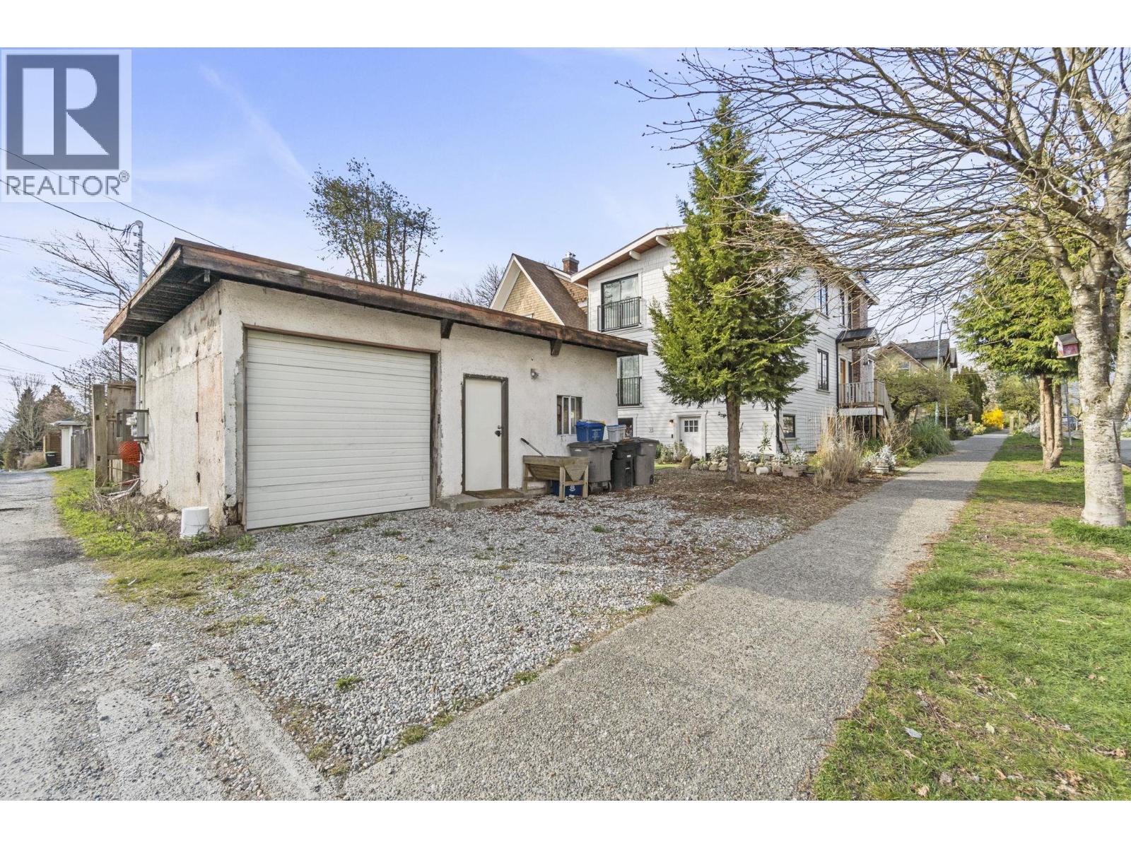 7 Bed, 5 Bath House for Sale in Vancouver – 2072 KITCHENER STREET, Vancouver – MLS# R3129363 - Image 34