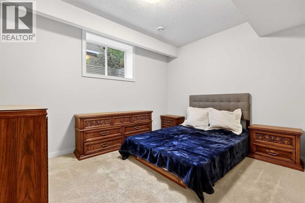 68 Westland Crescent SW - 40