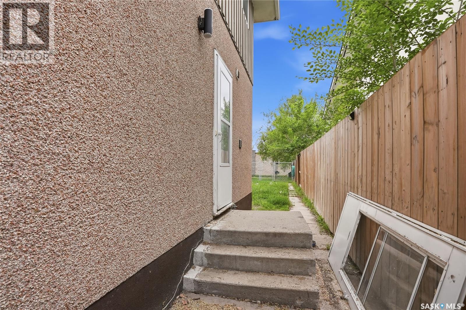 68 Carleton DRIVE - 44