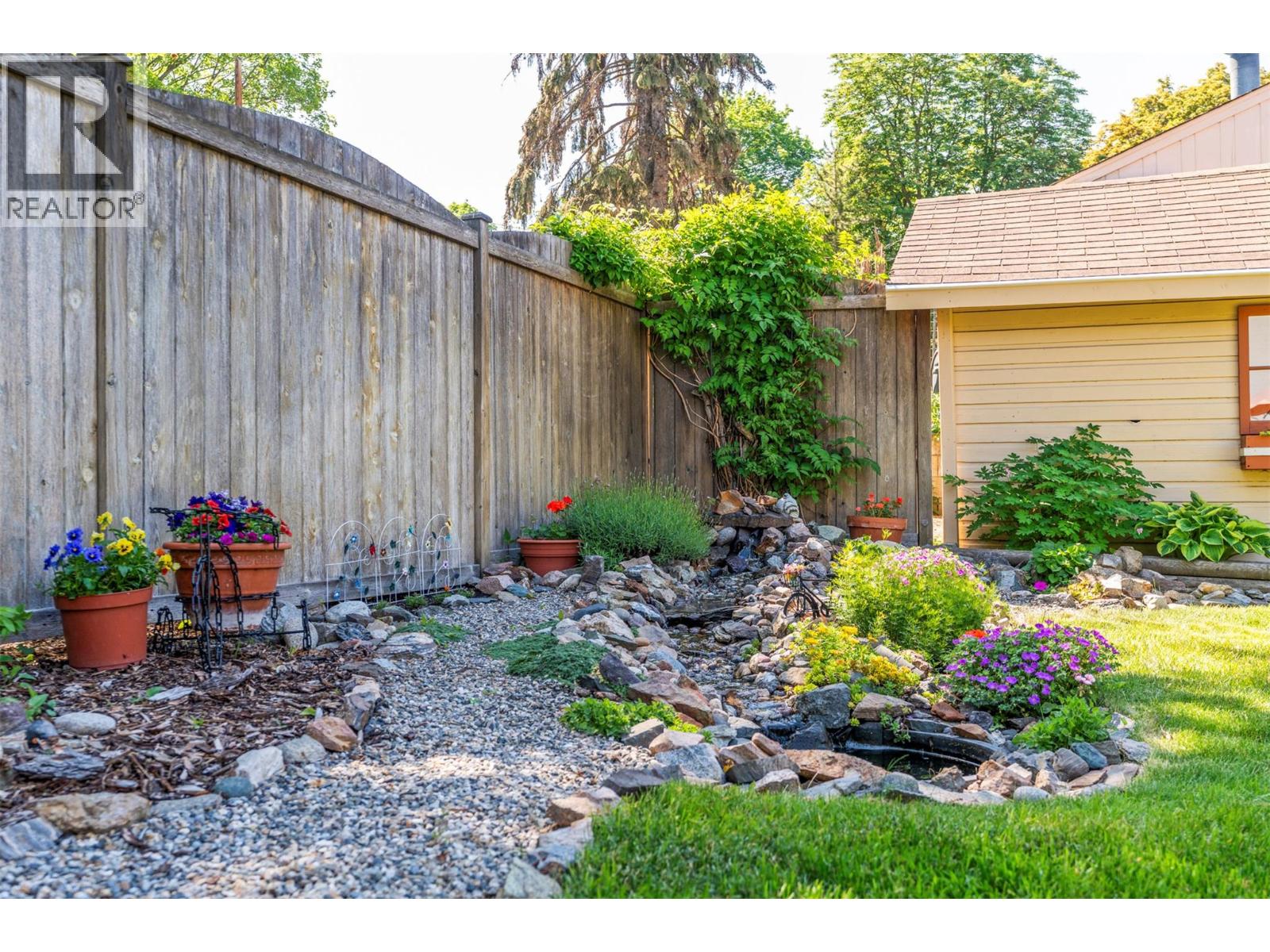2400 32 Avenue - 33