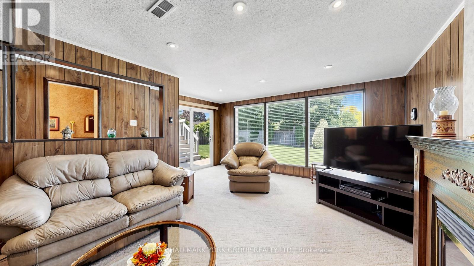 24 DEVINS DRIVE - 32