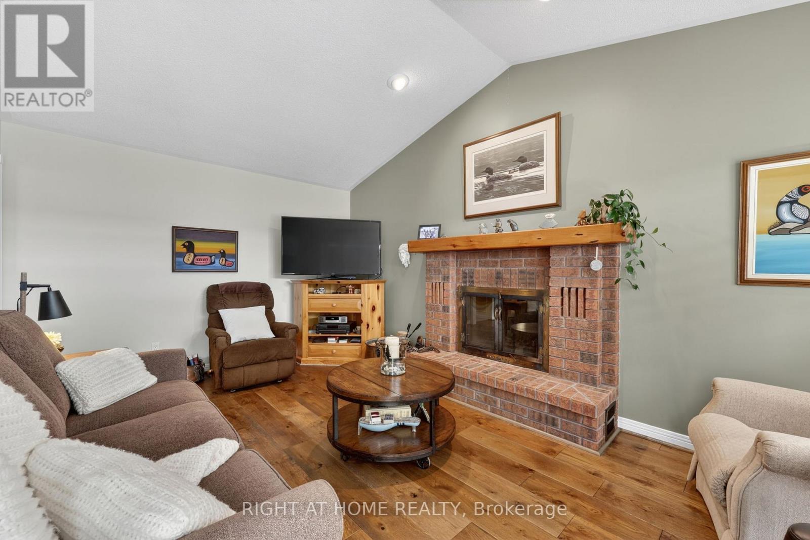 23 HOLLOWAY LANE - 22