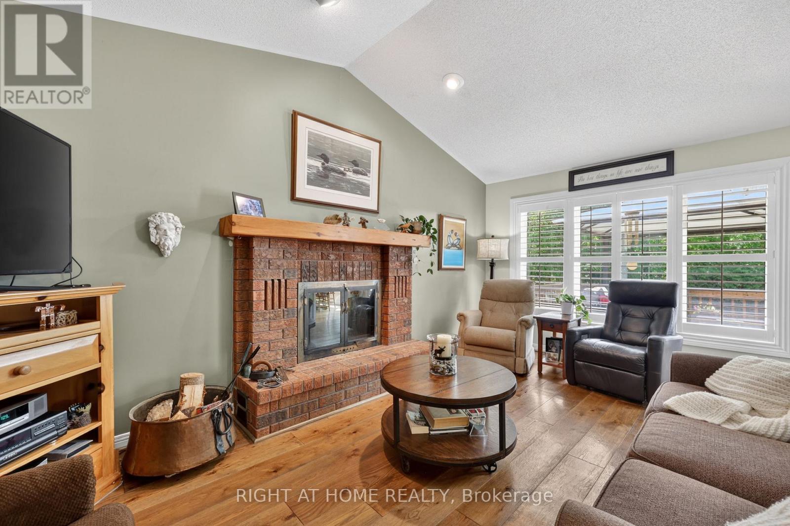 23 HOLLOWAY LANE - 23