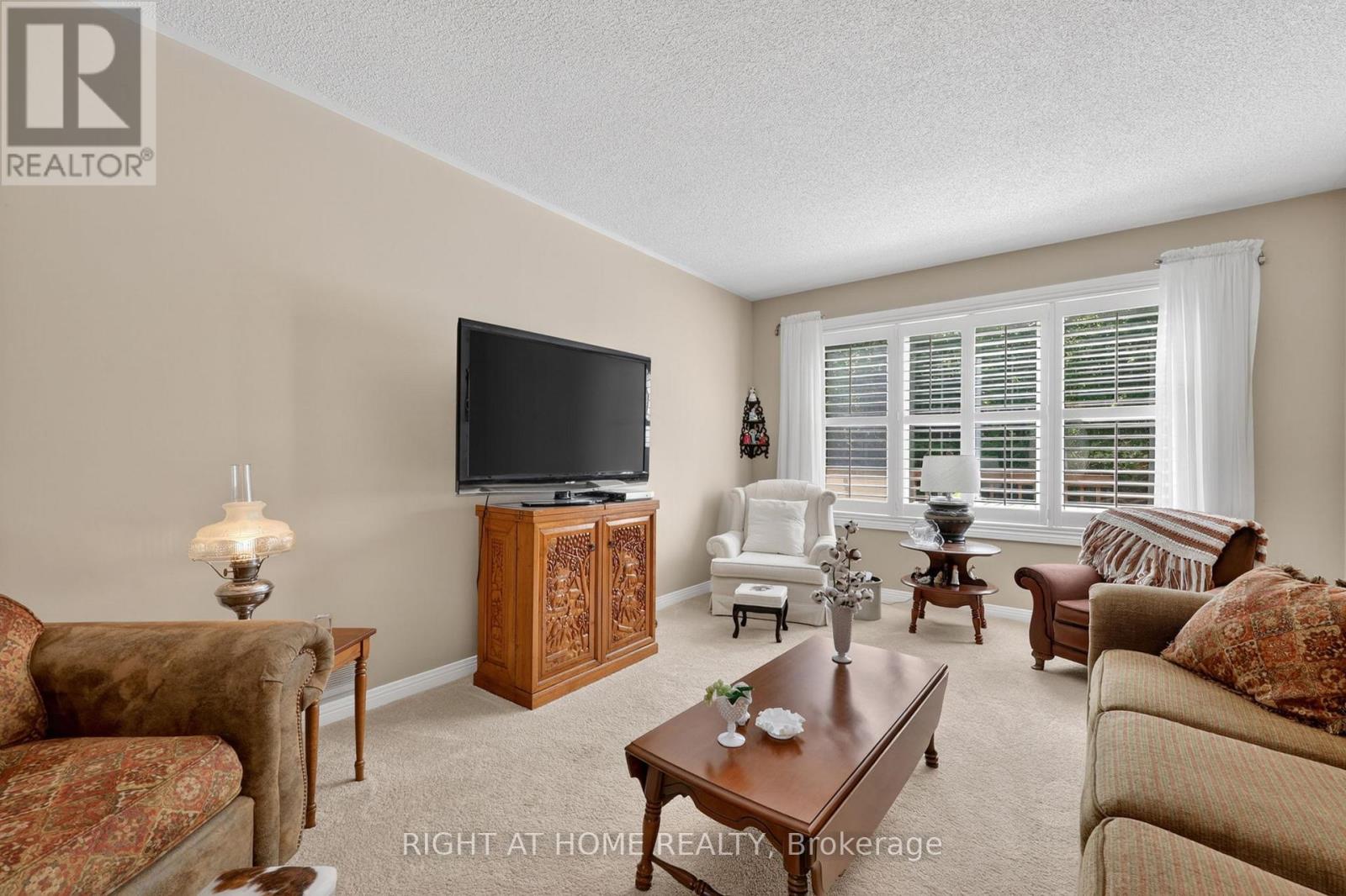 23 HOLLOWAY LANE - 9