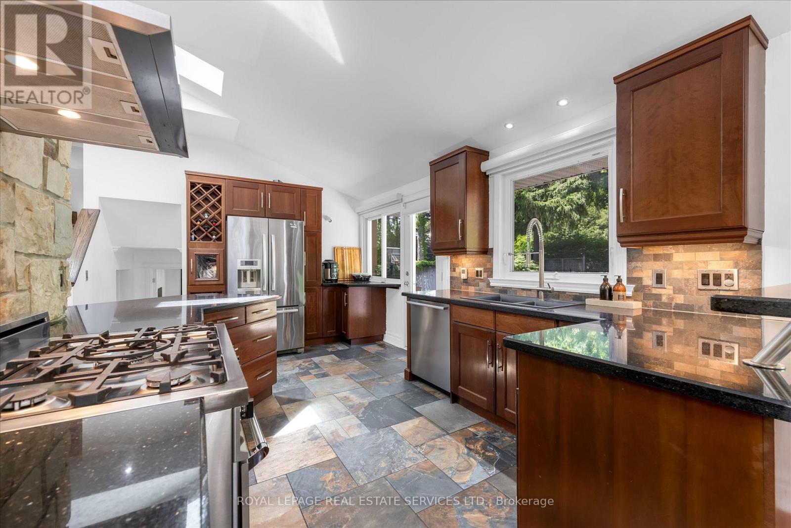 4163 LAKESHORE ROAD - 13