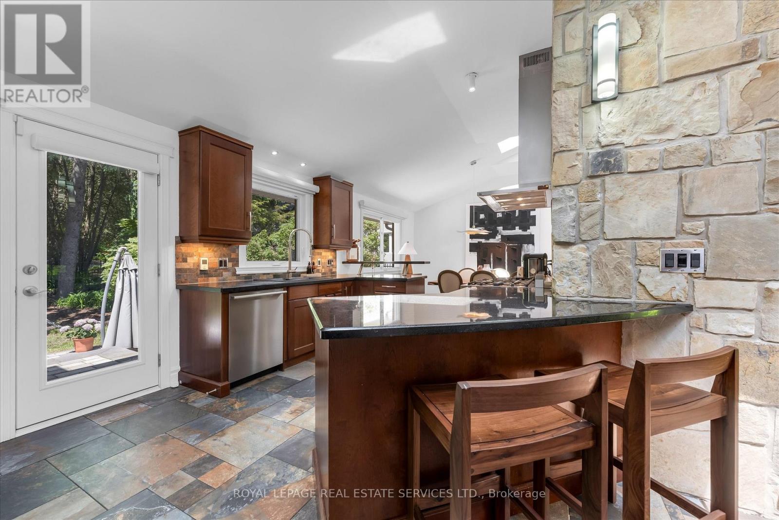 4163 LAKESHORE ROAD - 14