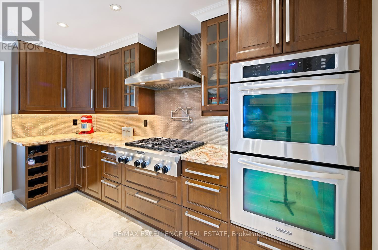 24 LILLY CRESCENT - 11