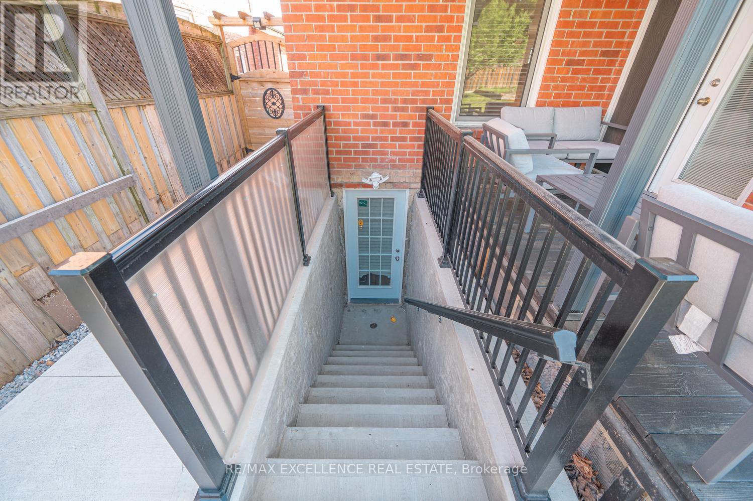 24 LILLY CRESCENT - 32
