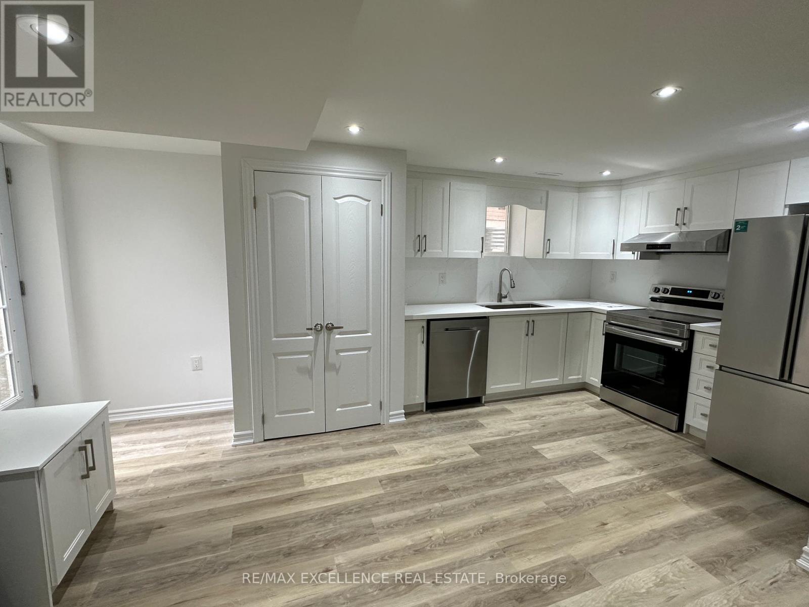 24 LILLY CRESCENT - 33