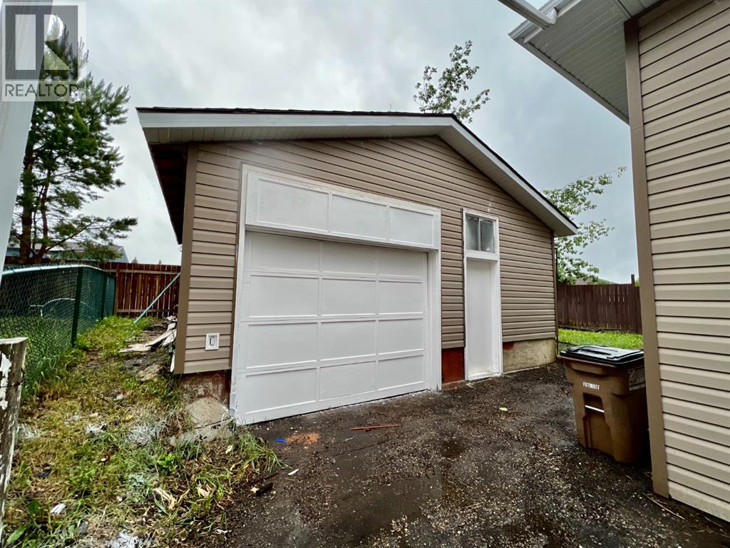 3209 45 Avenue - photo 2