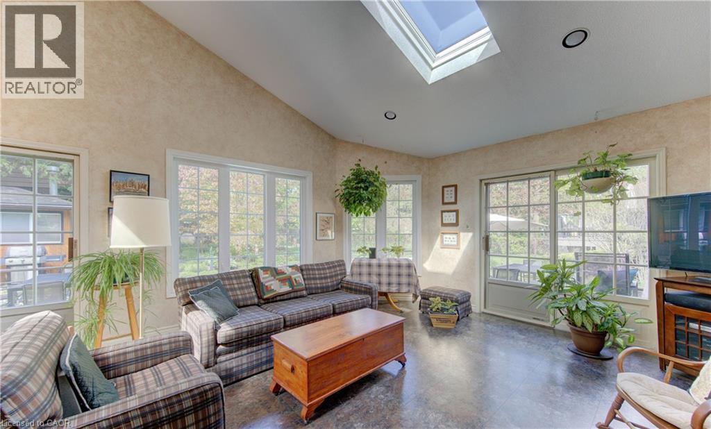 98 LONGWOOD Drive - 25