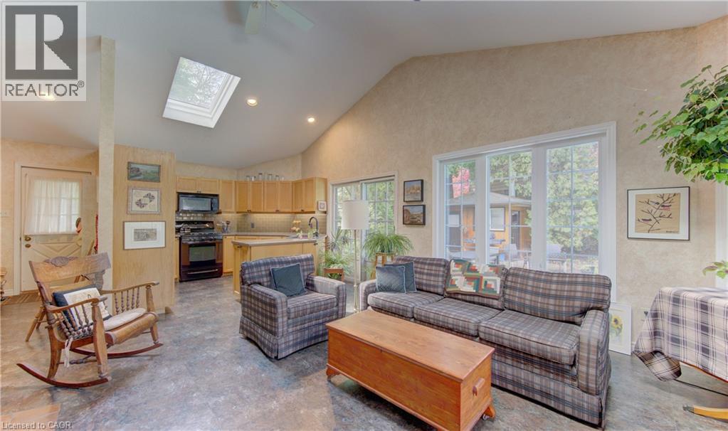 98 LONGWOOD Drive - 33