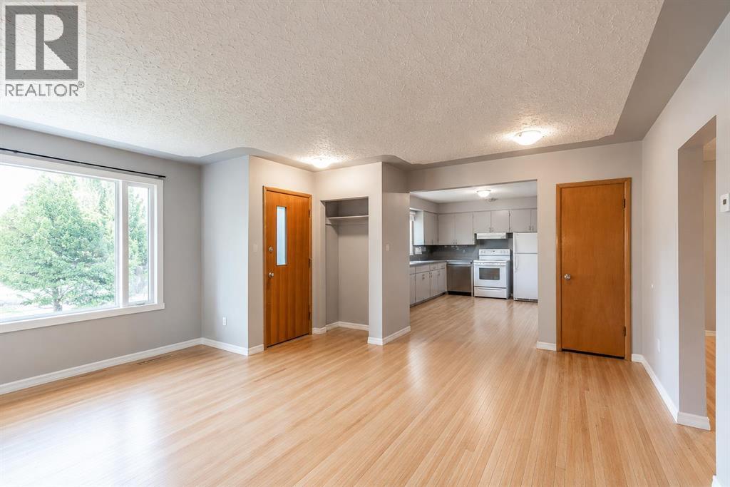 549 2 Street NE - 4