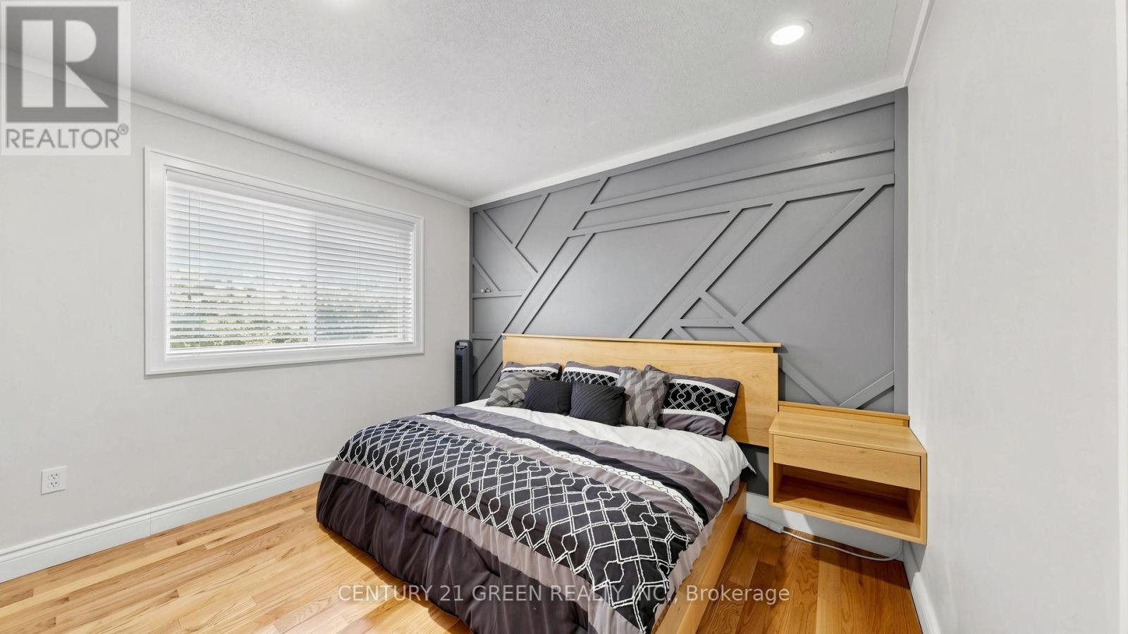 43 HOLLOWGROVE BOULEVARD - 23
