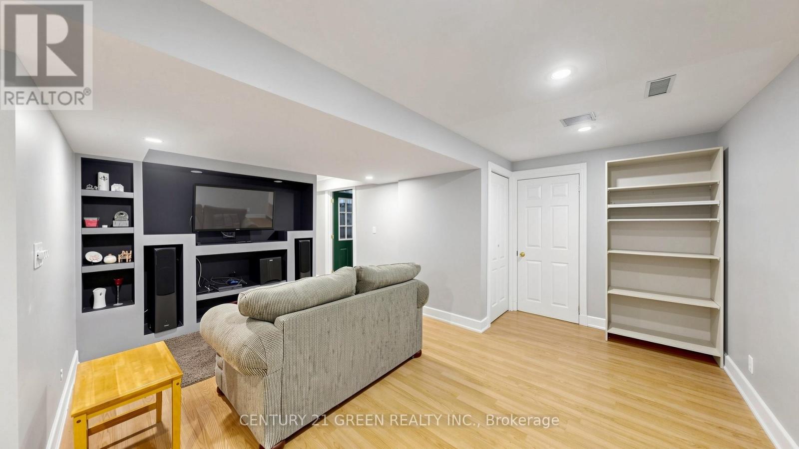 43 HOLLOWGROVE BOULEVARD - 34