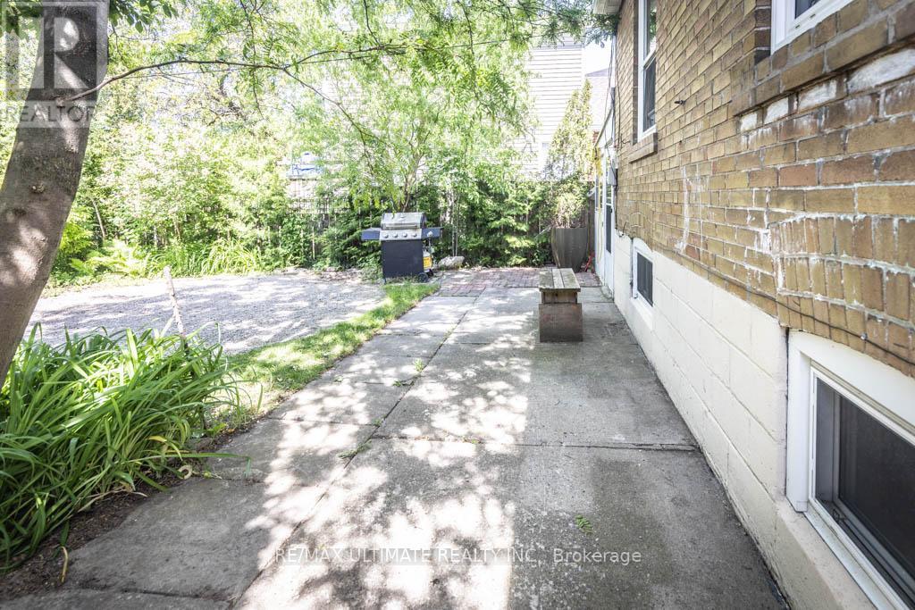 1006 CASTLEFIELD AVENUE - 41