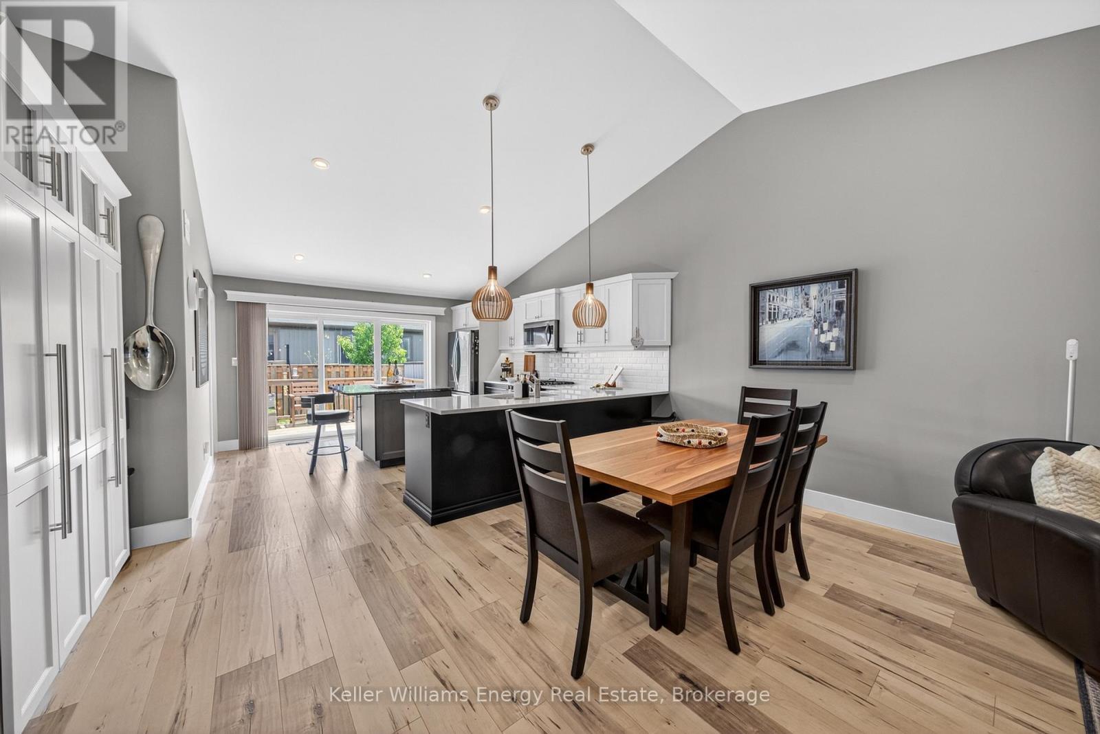 7 FARRINGTON CRESCENT - 11