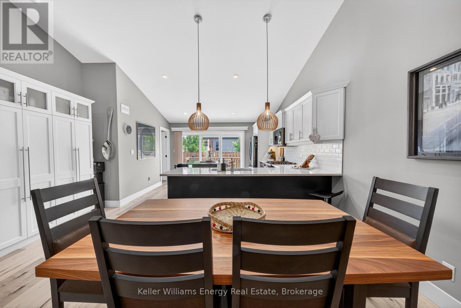 7 FARRINGTON CRESCENT - 12