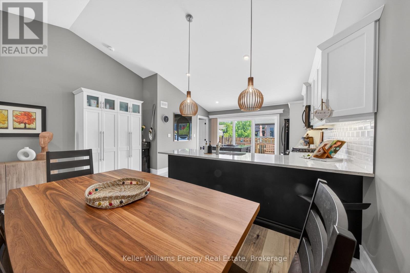 7 FARRINGTON CRESCENT - 13