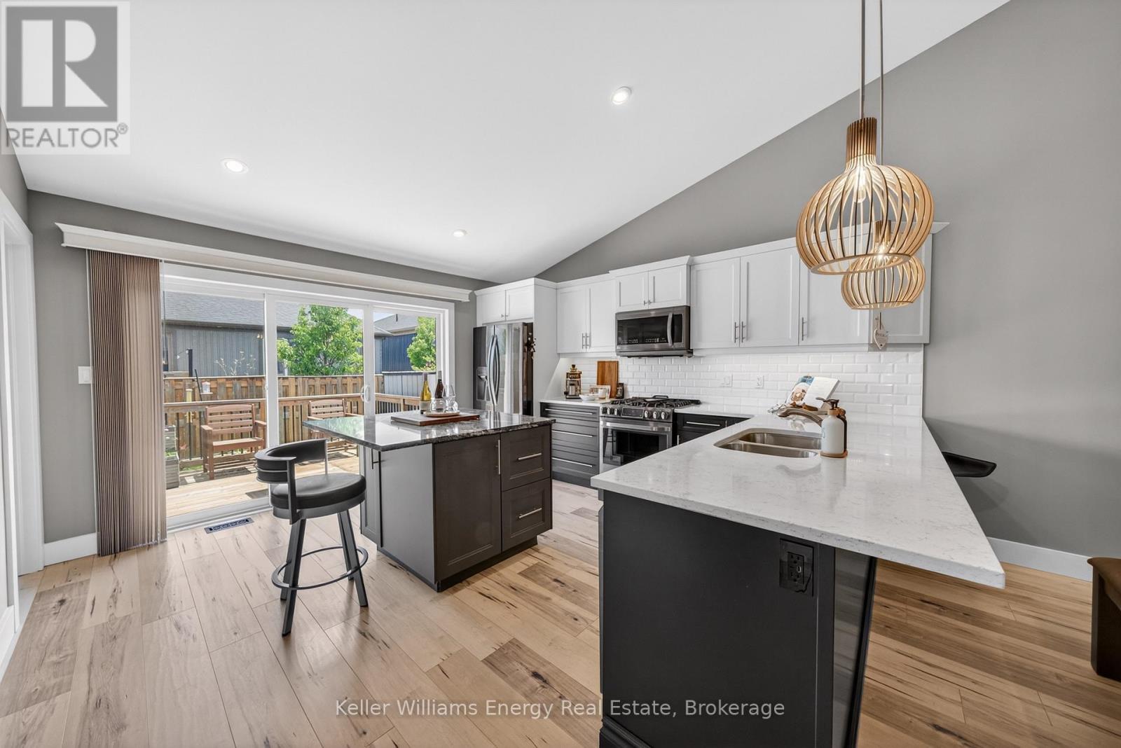 7 FARRINGTON CRESCENT - 14