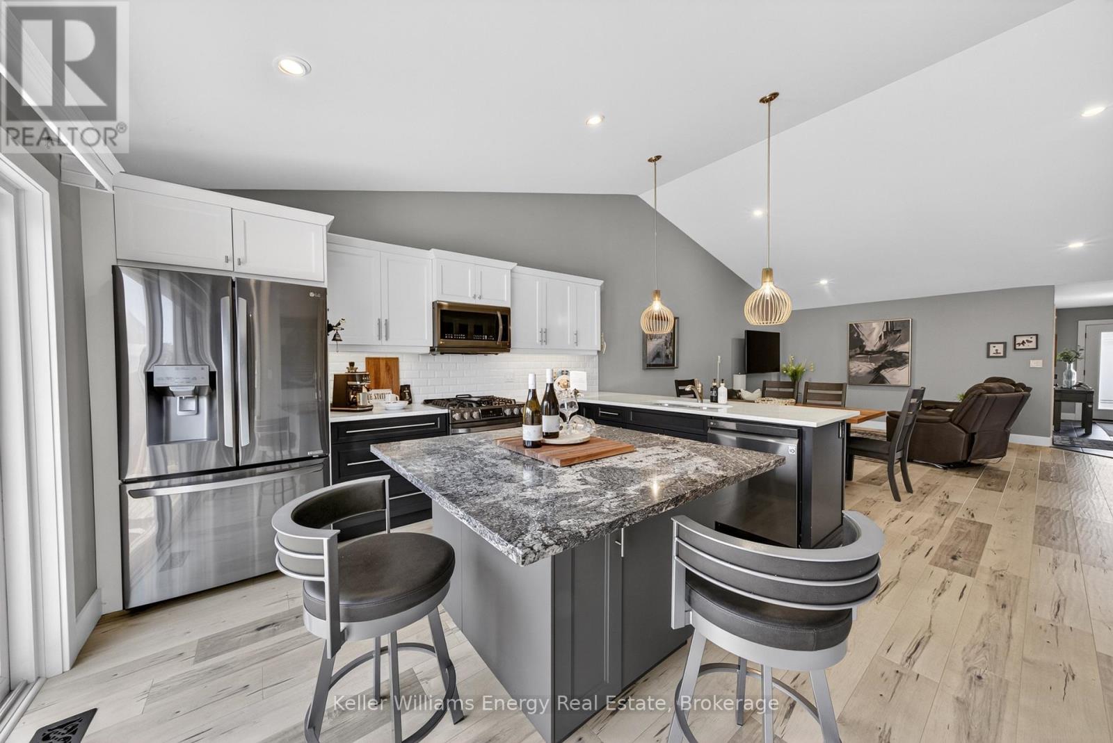 7 FARRINGTON CRESCENT - 16